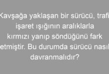 Kavşağa yaklaşan bir sürücü, trafik işaret ışığının aralıklarla kırmızı yanıp söndüğünü fark etmiştir. Bu durumda sürücü nasıl davranmalıdır?