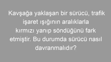 Kavşağa yaklaşan bir sürücü, trafik işaret ışığının aralıklarla kırmızı yanıp söndüğünü fark etmiştir. Bu durumda sürücü nasıl davranmalıdır?